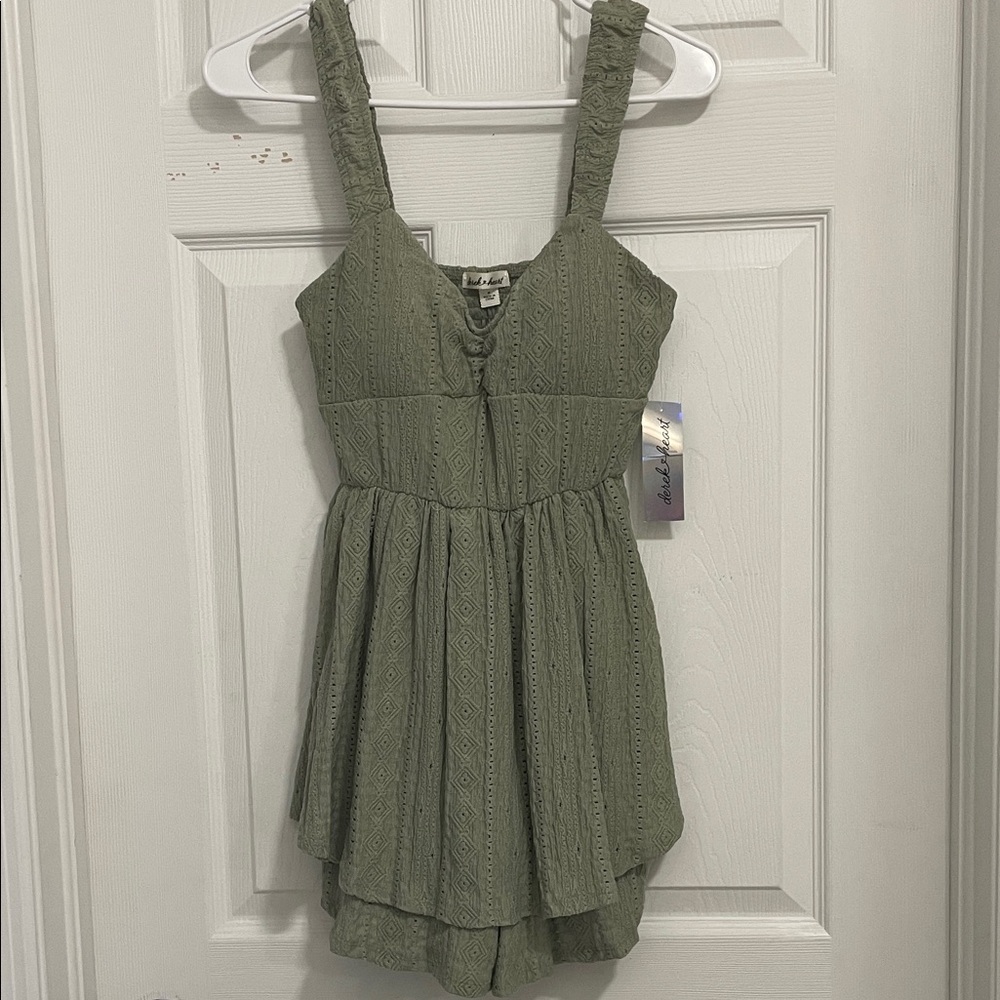 NWT DEREK HEART TEXTURED OLIVE GREEN ROMPER. SIZE MEDIUM.